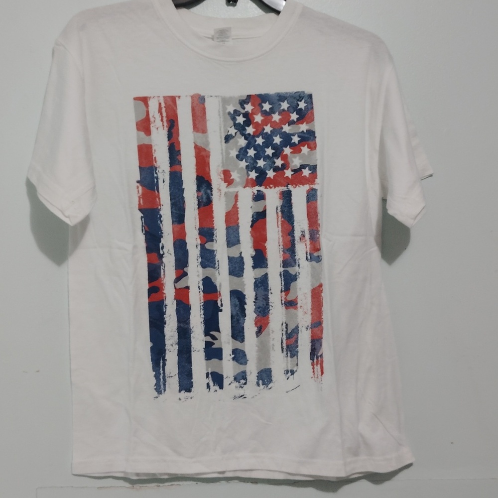 Medium White Graphic T-Shirt with American Flag Design